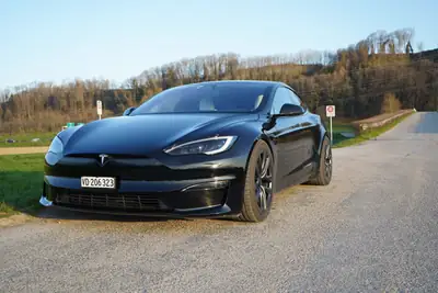 Tesla Model S 100 kWh Plaid — Berline électrique haute performance, 22'000 km — Heckansicht