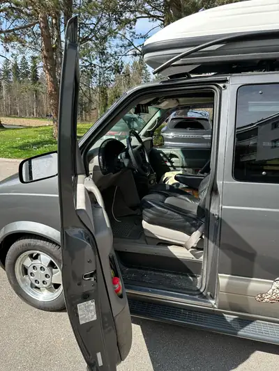 Chevrolet Astro 4x4 — Monospace robuste, traction intégrale, 208'000 km — côté