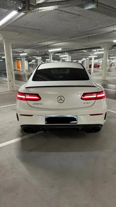 Mercedes-Benz E 53 AMG Coupé 4Matic+ — Sportivité haute performance, 66 000 km seulement — côté