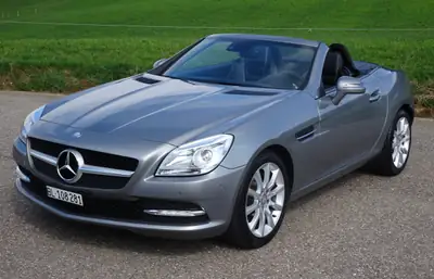 Mercedes-Benz SLK 350 — Cabriolet sportif légendaire, seulement 28'000 km — vista esterna