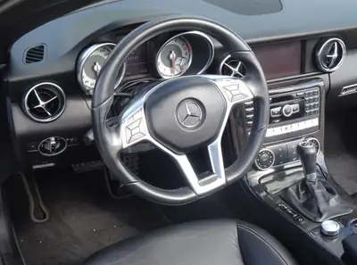 Mercedes-Benz SLK 350 — Cabriolet sportif légendaire, seulement 28'000 km — Miniatura 11