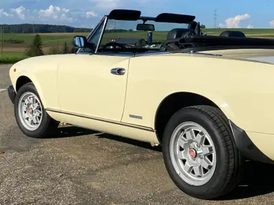 Fiat 124 Spider DS Europa 1982 — Cabriolet classique, état exceptionnel, statut vétéran — Miniature 16