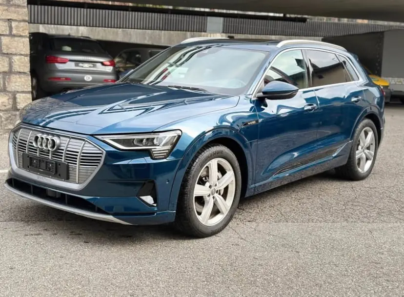 Audi e-tron 55 quattro — SUV électrique premium, 360 ch et design vert métallisé