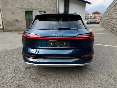 Audi e-tron 55 quattro — SUV électrique premium, 360 ch et design vert métallisé — dashboard