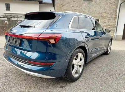 Audi e-tron 55 quattro — SUV électrique premium, 360 ch et design vert métallisé — interior