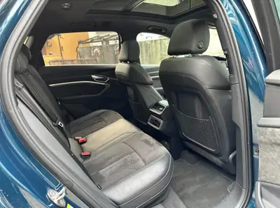 Audi e-tron 55 quattro — SUV électrique premium, 360 ch et design vert métallisé — Thumbnail 9