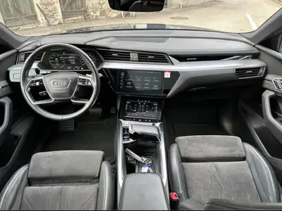 Audi e-tron 55 quattro — SUV électrique premium, 360 ch et design vert métallisé — Thumbnail 8