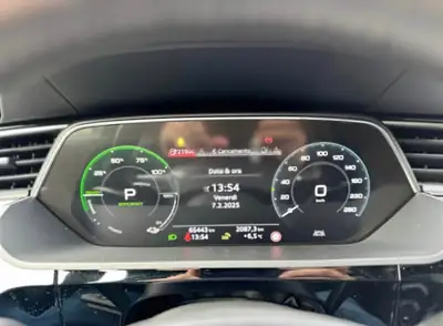 Audi e-tron 55 quattro — SUV électrique premium, 360 ch et design vert métallisé — Thumbnail 10