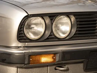 BMW 320i 1987 — Berline classique, moteur essence fiable, sans sinistre — Heckansicht