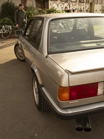 BMW 320i 1987 — Berline classique, moteur essence fiable, sans sinistre — Innenraum