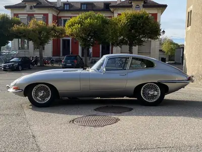 Jaguar E-Type 3.8 Série 1 (1964) — Icône britannique, Matching Numbers, histoire certifiée — vista posteriore