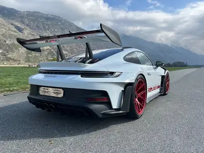 Porsche 911 GT3 RS 2025 — Hyperperformance extrême, seulement 3700 km — vista posteriore