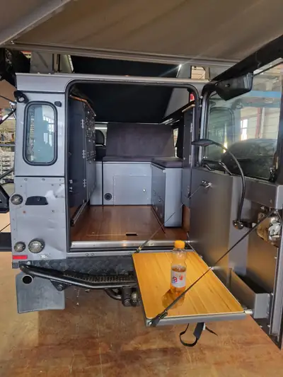 Land Rover Defender 110 TD4 — L'aventurier robuste avec toit ouvrant panoramique — Heckansicht