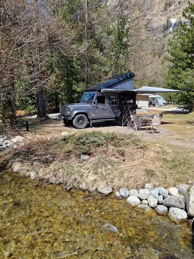 Land Rover Defender 110 TD4 — L'aventurier robuste avec toit ouvrant panoramique — Außenansicht