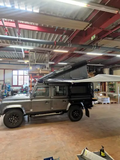 Land Rover Defender 110 TD4 — L'aventurier robuste avec toit ouvrant panoramique — Armaturenbrett