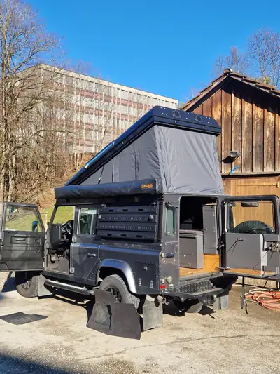 Land Rover Defender 110 TD4 — L'aventurier robuste avec toit ouvrant panoramique — Detail