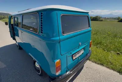 VW T2 1977 — L'icône du camping-car, moteur essence fiable et design intemporel — Heckansicht
