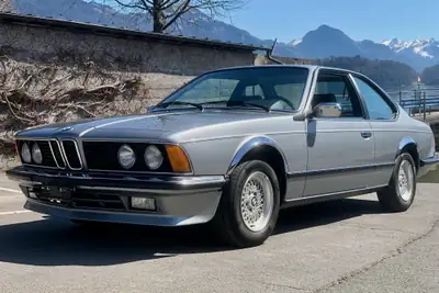 BMW 635 CSi 1987 — Coupé sportif de prestige, 48'900 km authentiques — vista esterna