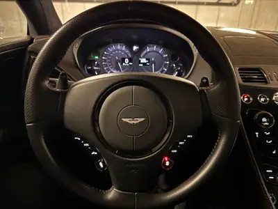 Aston Martin V12 Vanquish S — Le coupé sport légendaire à 33 200 km — Heckansicht