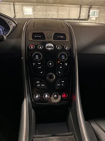 Aston Martin V12 Vanquish S — Le coupé sport légendaire à 33 200 km — Miniatur 8