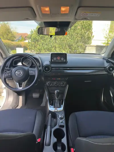 Mazda 2 1.5 90 Ambition Plus — Citadine fiable, automatique, faible consommation — Armaturenbrett