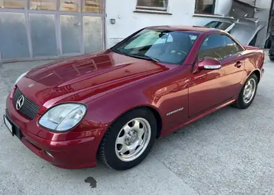 Mercedes-Benz SLK 200 Kompressor — Roadster sportif rouge métallisé, moteur suralimenté — Außenansicht