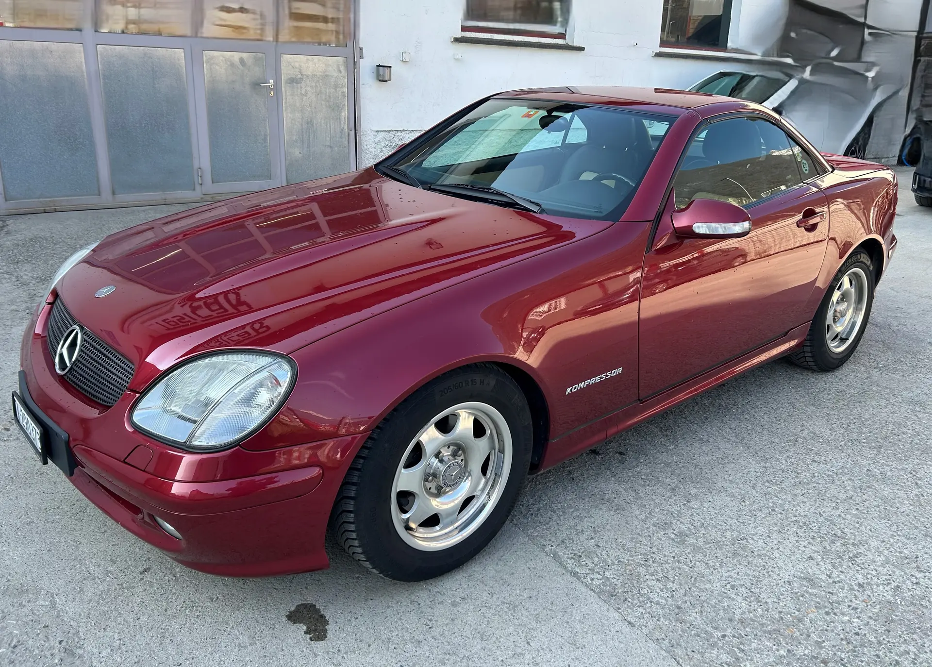 Mercedes-Benz SLK 200 Kompressor — Roadster sportif rouge métallisé, moteur suralimenté — Außenansicht