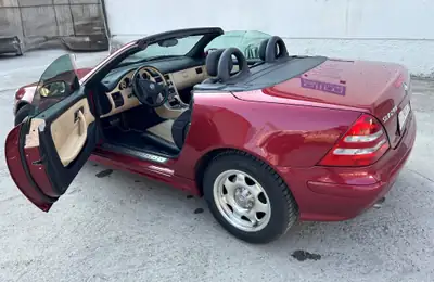 Mercedes-Benz SLK 200 Kompressor — Roadster sportif rouge métallisé, moteur suralimenté — Heckansicht