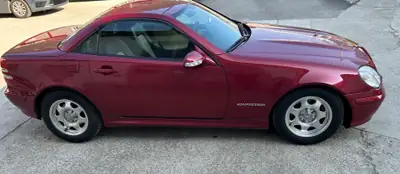 Mercedes-Benz SLK 200 Kompressor — Roadster sportif rouge métallisé, moteur suralimenté — Innenraum