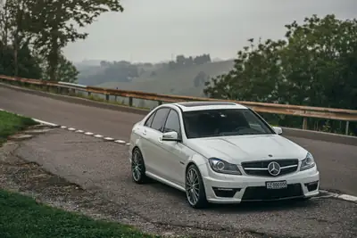 Mercedes-Benz C 63 AMG — Berline sportive haute performance, 487 ch, entretien récent — Heckansicht
