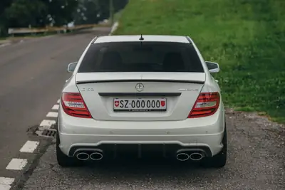 Mercedes-Benz C 63 AMG — Berline sportive haute performance, 487 ch, entretien récent — Miniatur 8