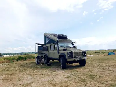 Land Rover Defender 130 — L'aventurier diesel robuste, préparation expedition complète — côté