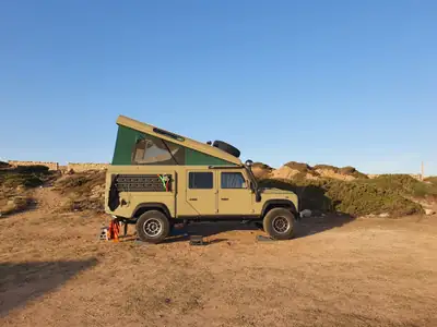 Land Rover Defender 130 — L'aventurier diesel robuste, préparation expedition complète — vue extérieure