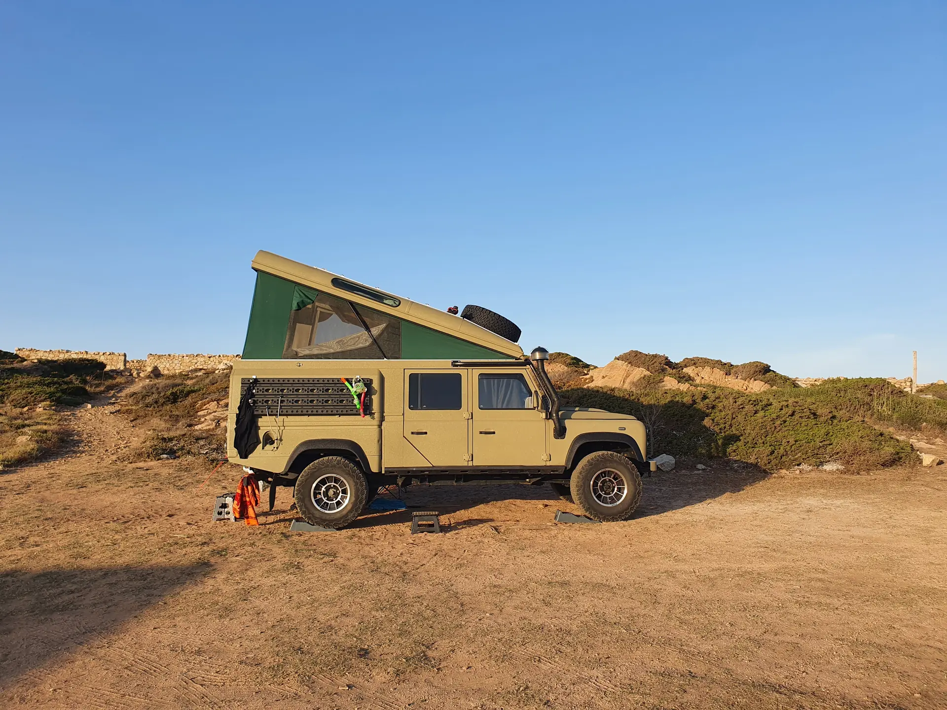 Land Rover Defender 130 — L'aventurier diesel robuste, préparation expedition complète — vue extérieure