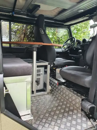 Land Rover Defender 130 — L'aventurier diesel robuste, préparation expedition complète — intérieur
