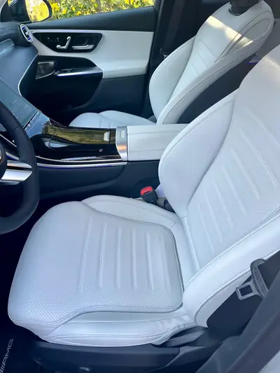 Mercedes-Benz GLC 400 e 4Matic — SUV hybride rechargeable, 381 ch, 7000 km seulement — interior