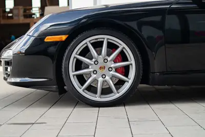 Porsche 911 Cabrio Carrera S — Le roadster iconique avec 385 ch et toit ouvert — Miniature 9