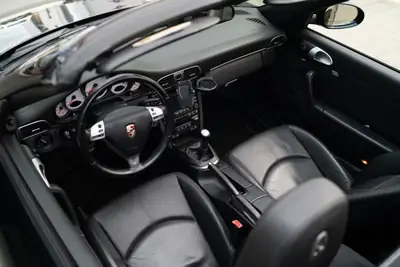 Porsche 911 Cabrio Carrera S — Le roadster iconique avec 385 ch et toit ouvert — Miniature 7