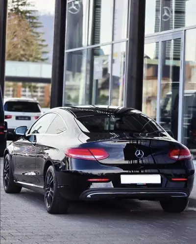 Mercedes-Benz C 180 AMG Line Coupé — Élégance sportive et moteur économe — arrière