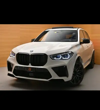 BMW X5M 2020 — SUV haute performance, 625 ch et équipements de luxe — exterior view