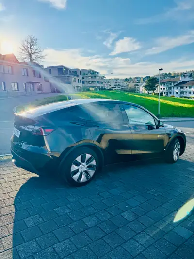 Tesla Model Y Long Range — SUV électrique performant, 108'000 km, monopropriétaire CH — côté
