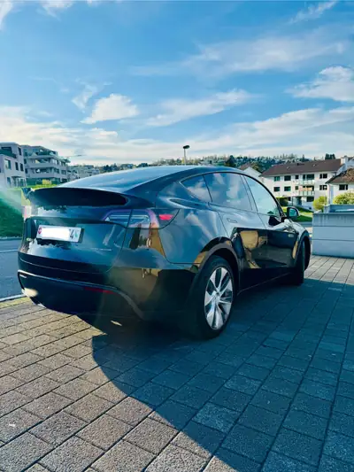 Tesla Model Y Long Range — SUV électrique performant, 108'000 km, monopropriétaire CH — intérieur
