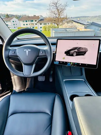 Tesla Model Y Long Range — SUV électrique performant, 108'000 km, monopropriétaire CH — tableau de bord