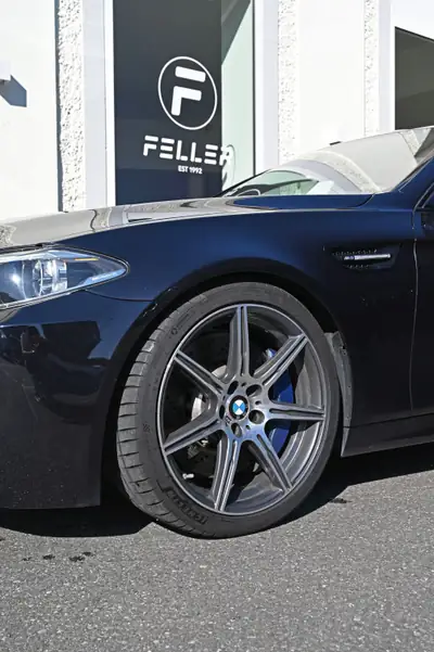 BMW M5 Competition Drivelogic — Berline sport 575 ch, finitions premium Alcantara — rear view