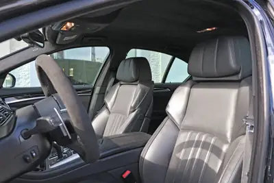 BMW M5 Competition Drivelogic — Berline sport 575 ch, finitions premium Alcantara — detail