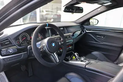 BMW M5 Competition Drivelogic — Berline sport 575 ch, finitions premium Alcantara — dashboard