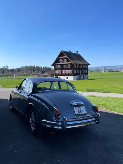Jaguar MK 2 3.8 litre — Berline de prestige anglaise, overdrive d'époque — côté
