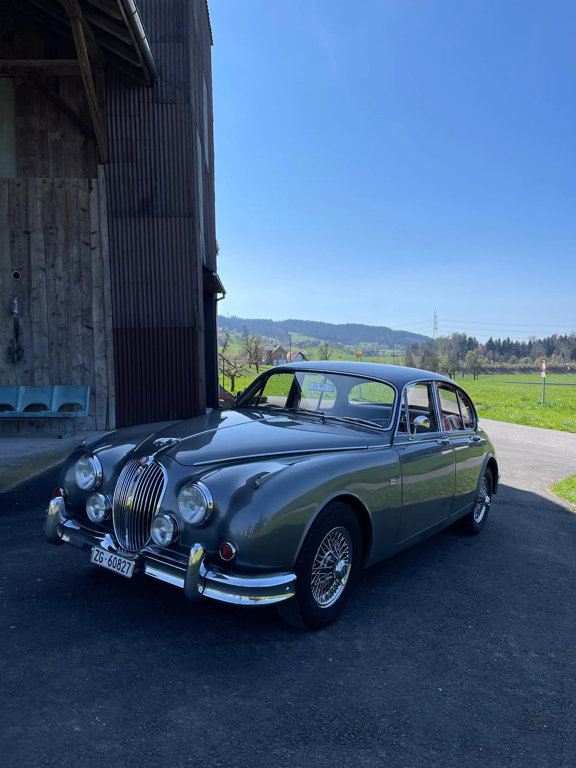 Jaguar MK 2 3.8 litre — Berline de prestige anglaise, overdrive d'époque — vue extérieure