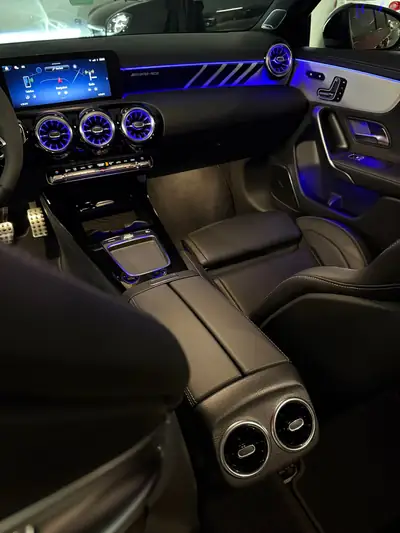 Mercedes-Benz A 35 AMG — Compacte haute performance, 320 ch, 14 000 km seulement — vista posteriore
