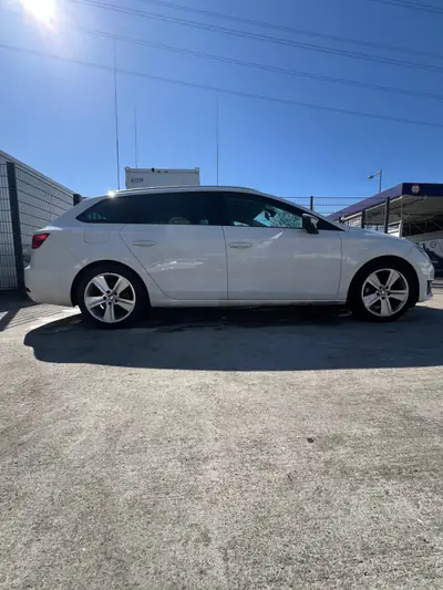 SEAT Leon ST 2.0 TDI FR 4Drive — Monospace diesel robuste, traction intégrale, faible consommation — exterior view